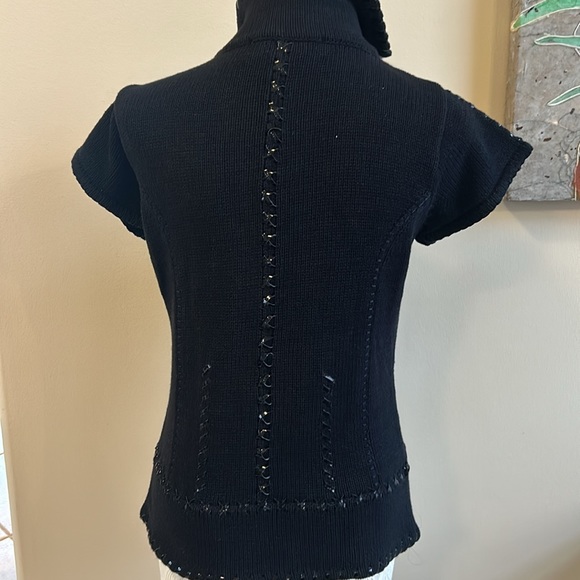 Black sweater vest with trim - Picture 6 of 9